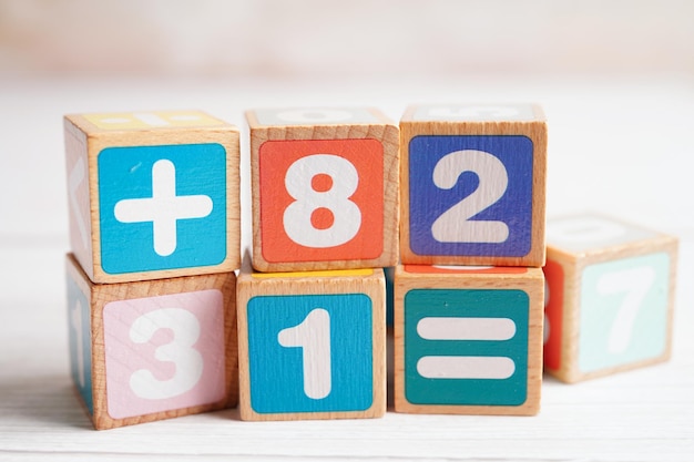 Numero di cubi di blocchi di legno per l'apprendimento del concetto di matematica per l'istruzione matematica