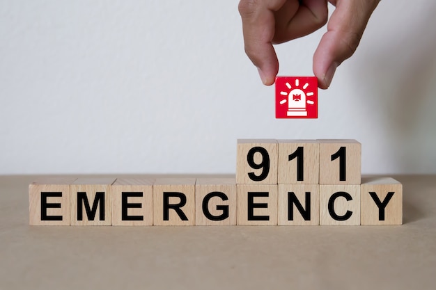 Numero di emergenza 911 servizi su blocchi giocattolo in legno.