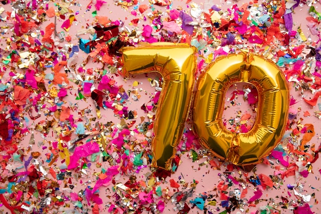 Numero oro compleanno celebrazione palloncino su uno sfondo di coriandoli glitter