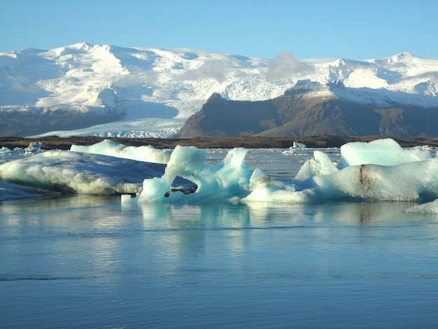 Numerosi enormi iceberg che galleggiano sulla laguna glaciale Jokulsarlon dell&#39;Islanda del sud