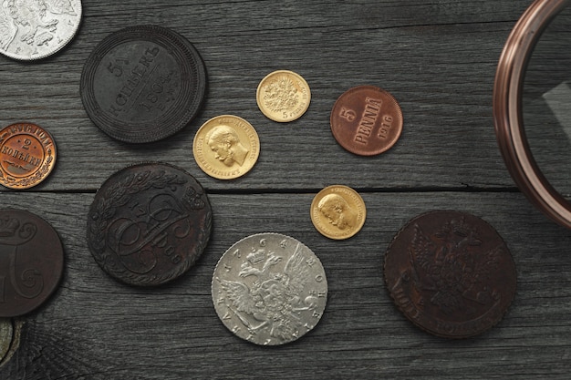 Numismatica. Vecchie monete da collezione di argento, oro e rame sul tavolo. Vista dall'alto.