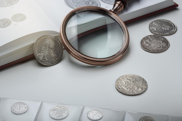 Numismatica. Vecchie monete da collezione su un tavolo. sfondo chiaro.
