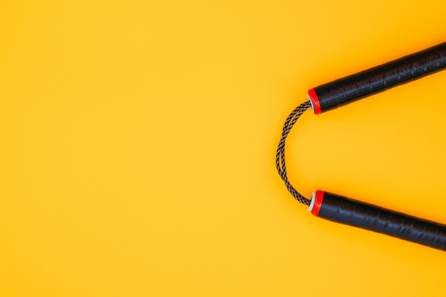 Nunchaku per l'allenamento su una superficie arancione