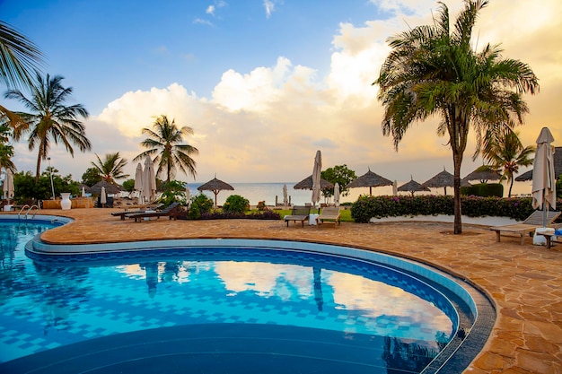 Nungwi Zanzibar 22 dicembre 2020 Hotel di lusso con vista sulla piscina con luce all'alba