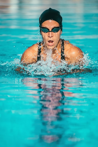 Nuotatore a rana in piscina