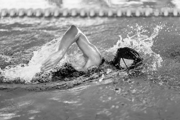 Nuotatore a scansione frontale in piscina