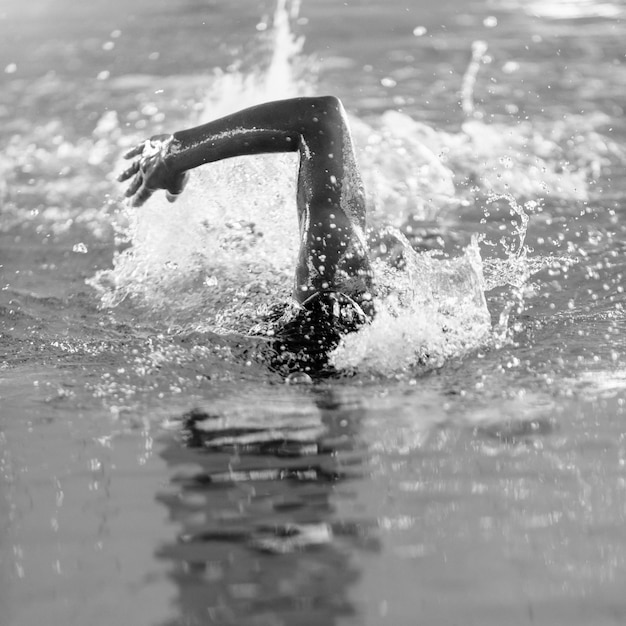 Nuotatore a scansione frontale in piscina