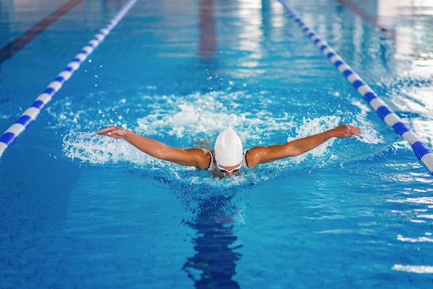 Nuotatore femminile in allenamento in piscina