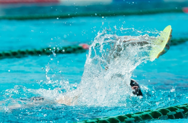 Nuotatore in piscina, uomo in acqua