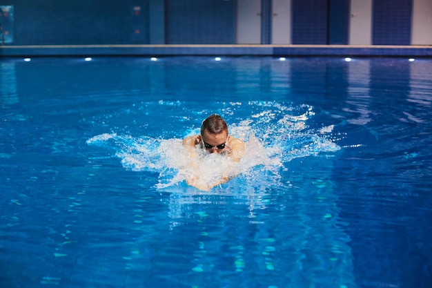 Nuotatore maschio in piscina Foto subacquea