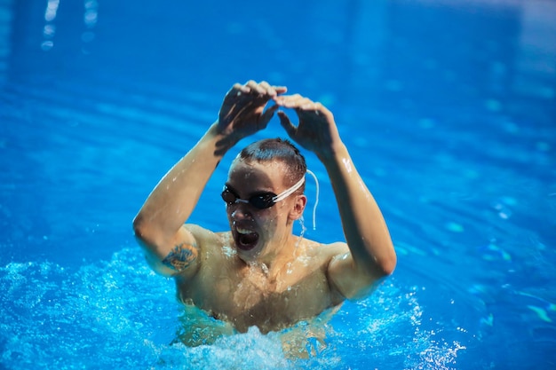 Nuotatore maschio in piscina Foto subacquea