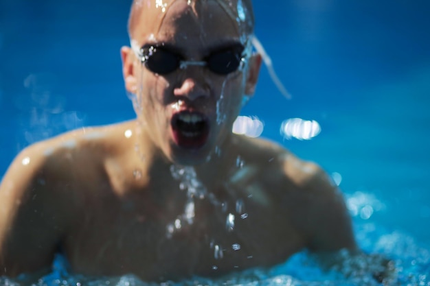 Nuotatore maschio in piscina Foto subacquea