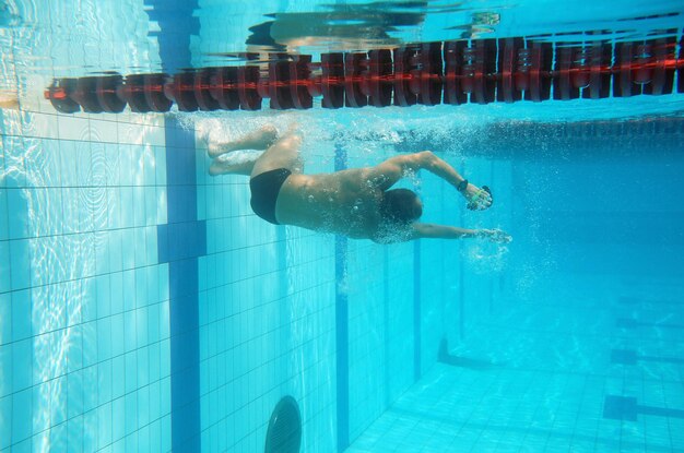 Nuotatore nella grande piscina all'aperto