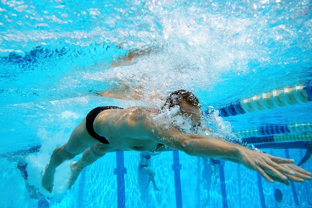 Nuotatore nella grande piscina all'aperto