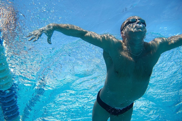 Nuotatore nella grande piscina all'aperto