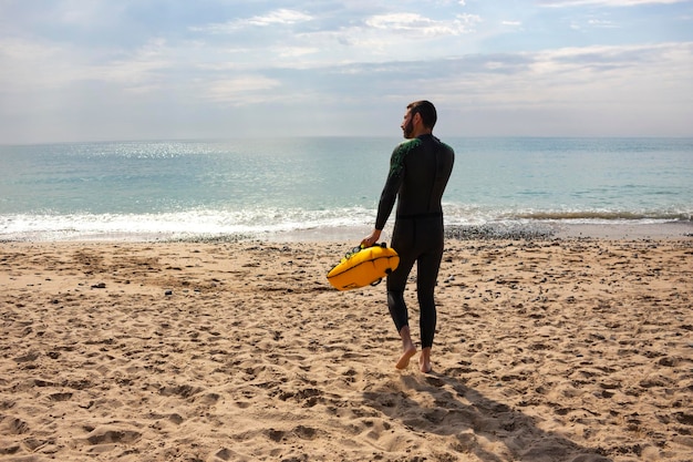 Nuotatore sulla spiaggia