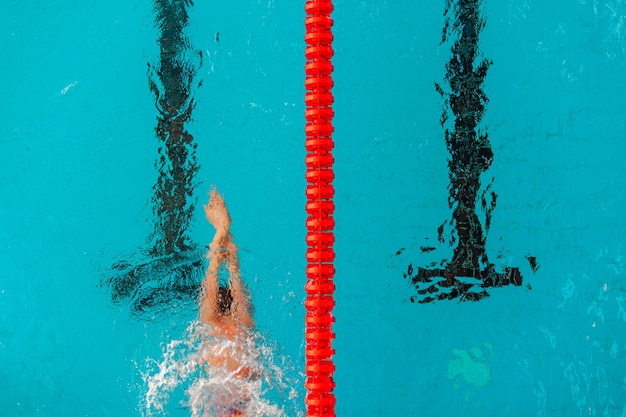 Nuoto agonistico in piscina durante l'allenamento