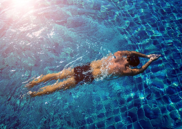 Nuoto atletico giovane nella piscina