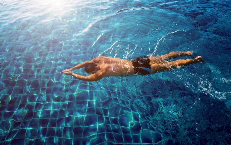 Foto nuoto atletico giovane nella piscina