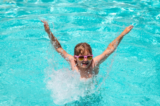 Nuoto estivo e relax nuotata sull'anello in piscina bambino felice che gioca in piscina estate