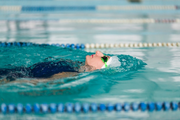 Nuoto femminile sulla fine della parte posteriore in su