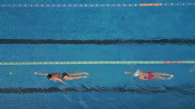 Nuoto in gruppo in una piscina