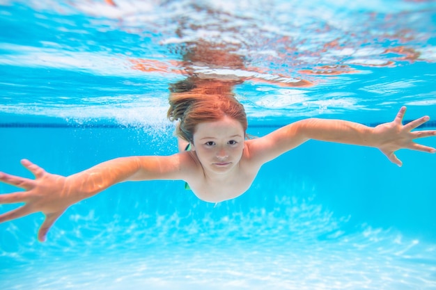 Nuoto in piscina per bambini sott'acqua Ragazzo bambino nuota sott'acqua nel mare