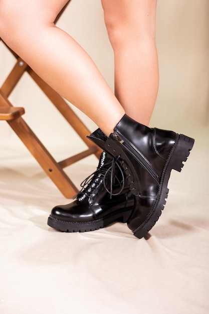Nuova collezione di scarpe da donna autunno-inverno 2022. La ragazza ha comprato scarpe nuove. Gambe in stivali neri.