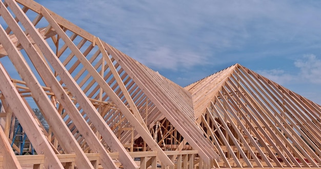 Nuova costruzione casa con travi in legno il telaio del tetto