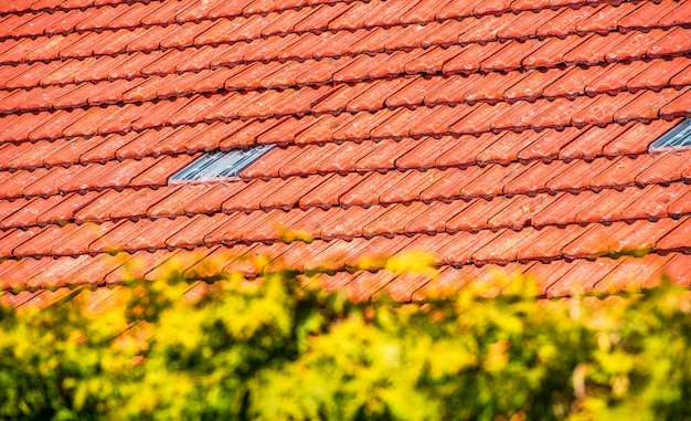 Nuova costruzione del tetto con finestre da tetto e protezione del tetto e cielo blu.