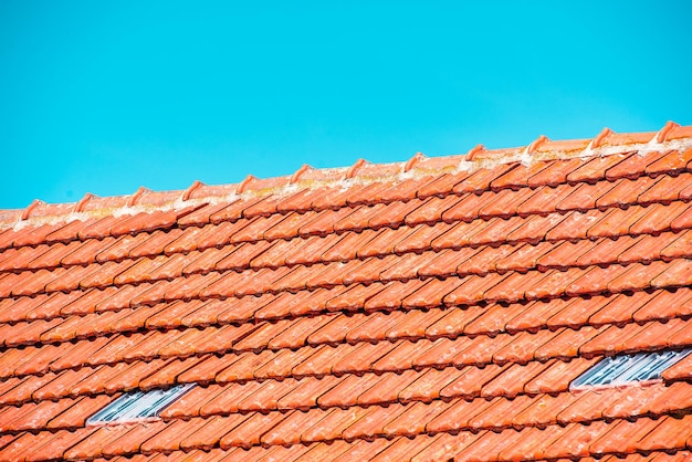 Nuova costruzione del tetto con finestre da tetto e protezione del tetto e cielo blu.