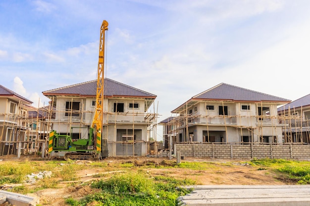 Nuova costruzione di una casa in un cantiere edile residenziale con nuvole e cielo blu