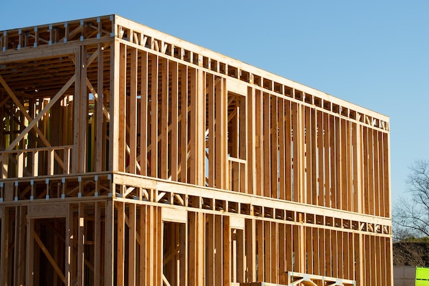 Nuova costruzione residenziale casa inquadratura contro una costruzione in legno cielo blu