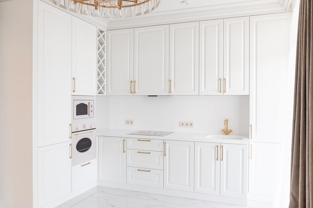 Nuova cucina luminosa elegante e moderna con maniglie dorate