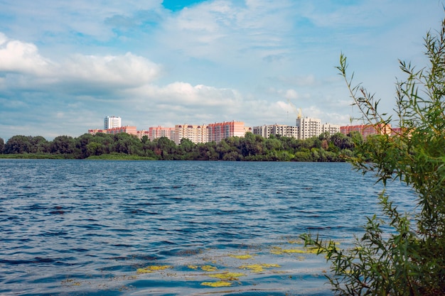 Nuova e moderna zona residenziale vicino al lago nelle giornate estive