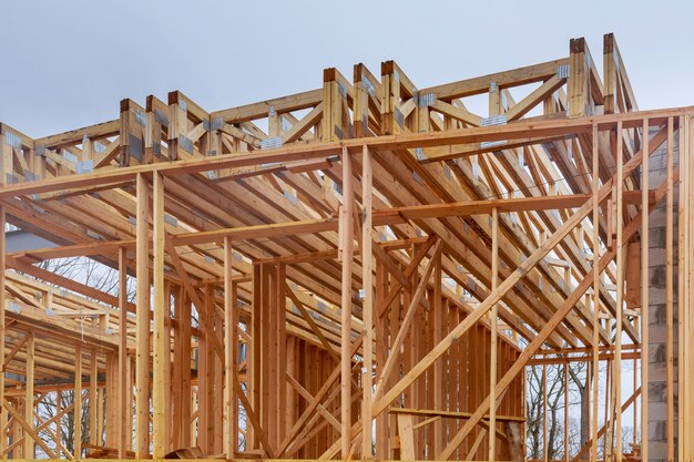 Nuova inquadratura della casa della costruzione residenziale contro un cielo blu.