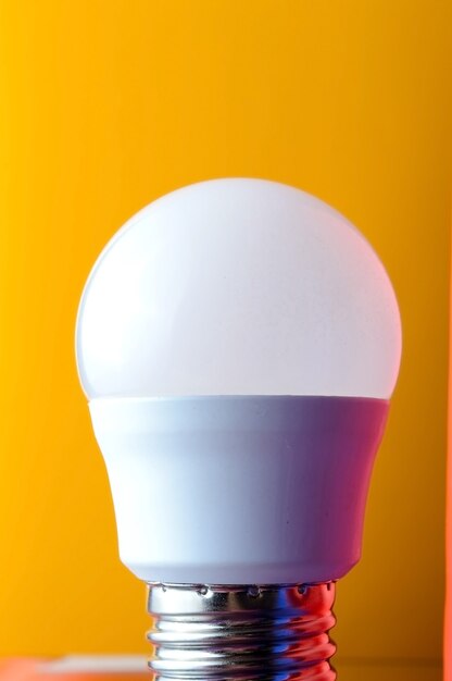 Nuova lampada a LED con attacco e14. evidenziato in diversi colori.