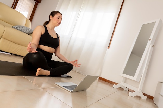 Nuova mamma che fa yoga e ginnastica per recuperare la forma fisica dopo la gravidanza