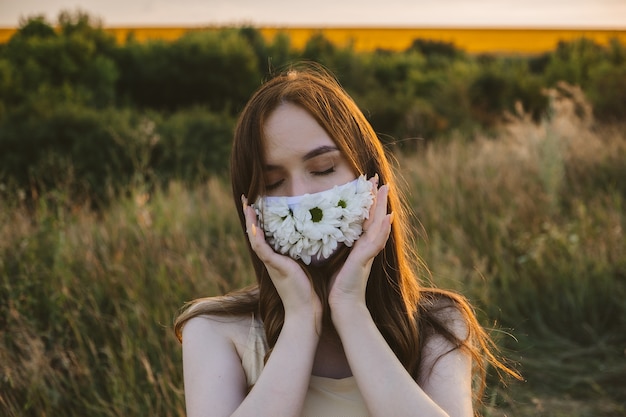 Nuova maschera facciale di blocco normale ritratto all'aperto di donna con maschere protettive per il viso con