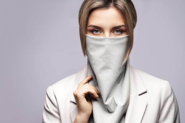 Nuova moda normale. Bella donna che indossa un'elegante ghetta in pelle al posto della maschera di prevenzione.