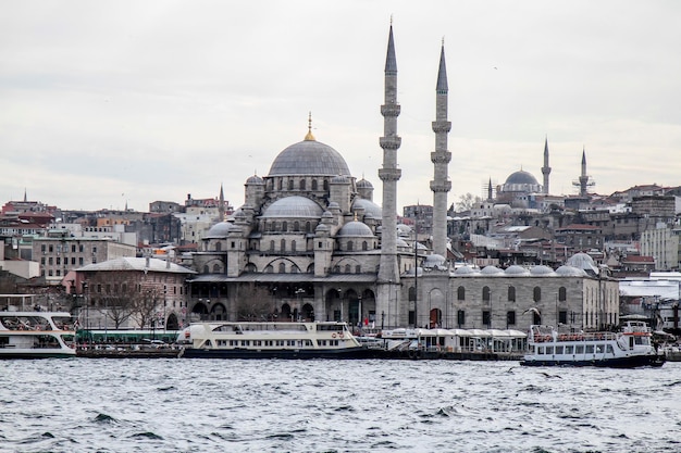 Nuova moschea sul mare contro un cielo nuvoloso