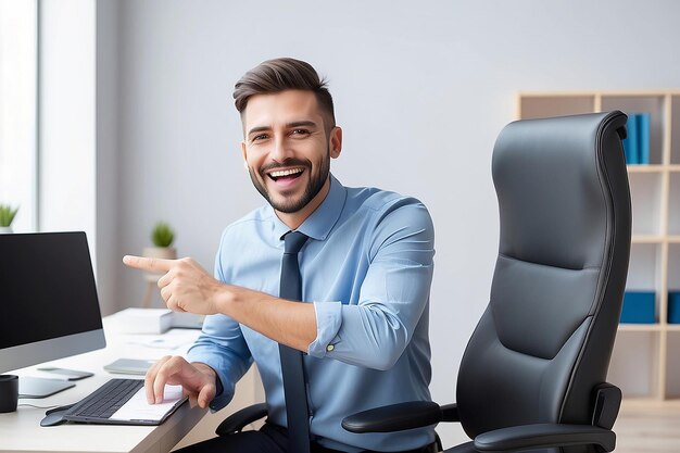 Nuova offerta di lavoro o nuova opportunità di carriera occupazione e assunzione promosso a nuova posizione o assunzione di personale per il concetto di posto vacante felice uomo d'affari allegro saluto con il suo nuovo lavoro presidente dell'ufficio