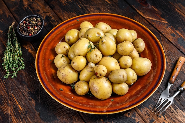 Nuova patata bollita giovane con burro e aneto tritato