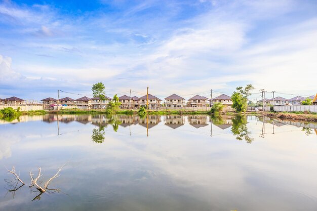 Nuova riflessione della costruzione della casa con l'acqua nel lago al cantiere della proprietà residenziale