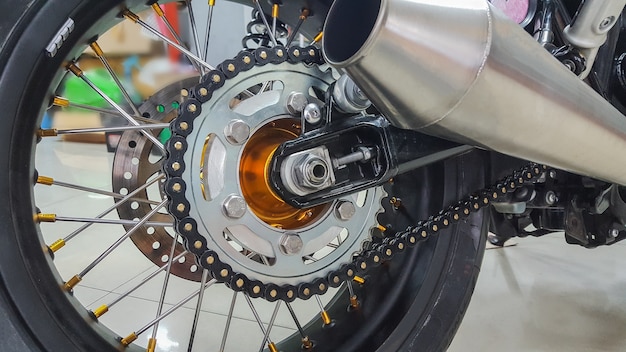 Nuova ruota dentata e catena inserita nella ruota posteriore del motociclo. Con altri dettagli sulla ruota.