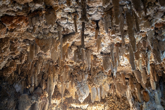 Nuova stalagmite di pietra naturale in caverna