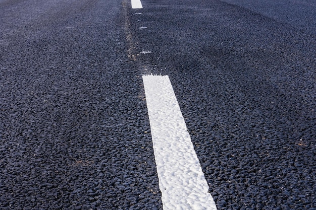 Nuova strada asfaltata con la fascia divisoria bianca