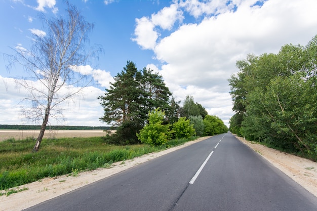 Nuova strada asfaltata costruita in estate