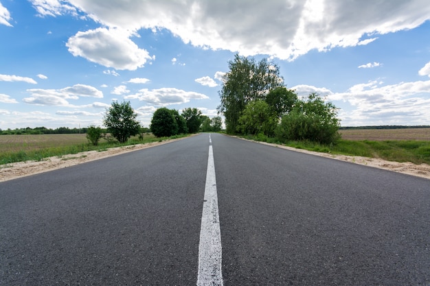 Nuova strada asfaltata in campagna con bel cielo la sera