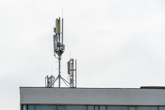 Nuove antenne GSM sul tetto di un edificio per la trasmissione del segnale 5g sono pericolose per la salute Inquinamento da radiazioni dell'ambiente attraverso i ripetitori La minaccia di estinzione della popolazione